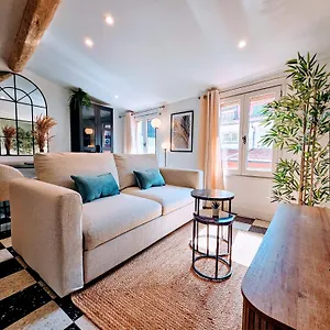 https://4-couchages-lgant-au-coeur-du-vieux.fr-provencehotel.com